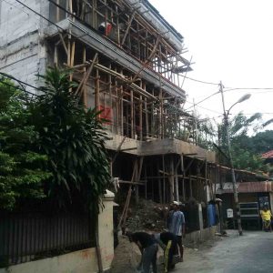 Foto : Bangunan Rumah Tinggal 3 Lantai Sudah Disegel, Tapi Kegiatan Membangun Jalan Terus.