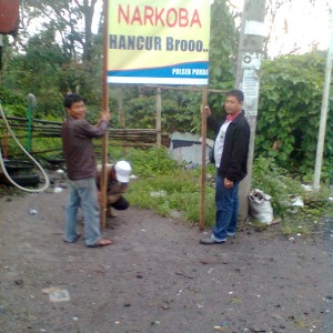 Foto: Baliho yang dipasang di persimpangan Haranggaol