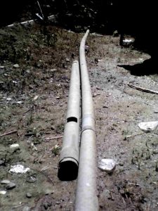 Foto: Pipa air “abal-abal” Non SNI berdiamater 2 inchi, panjang 6 meter yang dipergunakan oleh pemborong dalam proyek pembuatan sumur bor di Naga Huta.