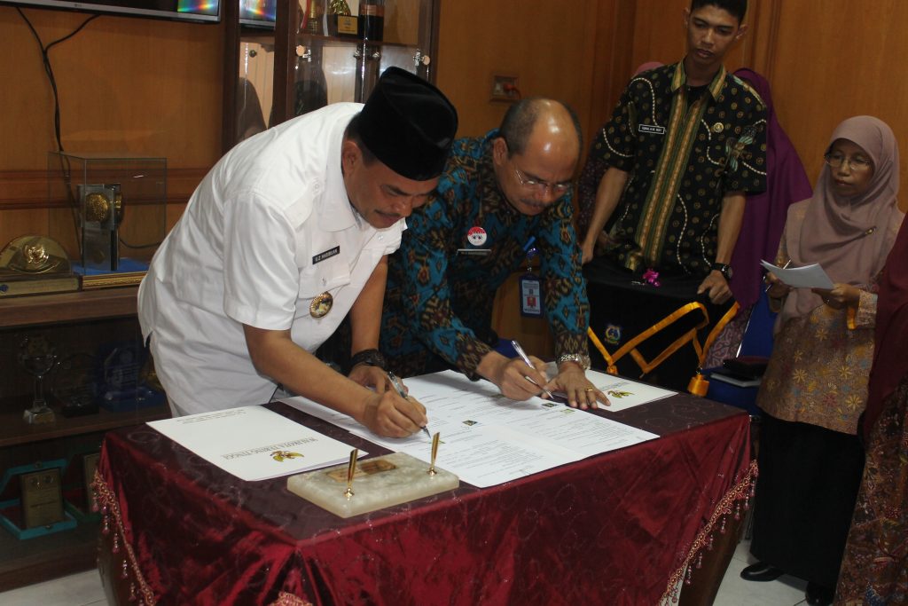 Foto: Walikota Tebing bersama Ka. Kanwil Kemenkumham Sumut saat menandatangani Surat kesepakatan perjanjian pinjam pakai gedung ULP Tebing Tinggi