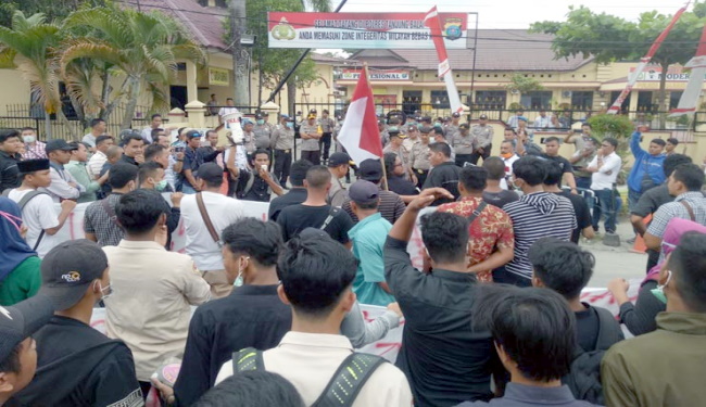 Pedagang pasar Bahagia Tanjung Balai Demo DPRD