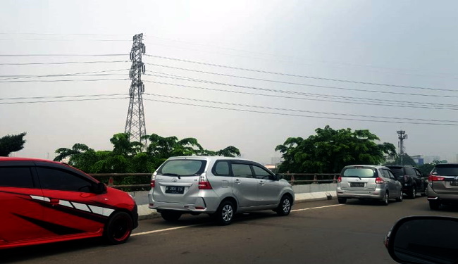 Minim Lahan Parkir, Bahu Jalan Pun Disikat