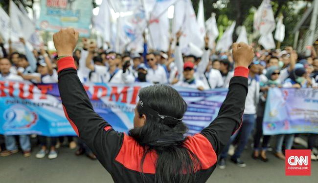 Ratusan Buruh Berdemo Di Balai Kota Tuntut UMP Segera Di Putuskan