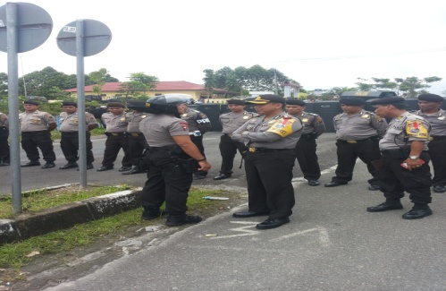 Ratusan Aparat Gabungan Amankan Rapat Pleno Pilkada Simalungun, Yang di Demo Massa PDI-Perjuangan