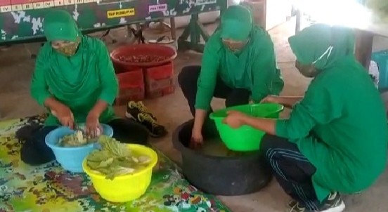 Walau Ikut Terdampak Banjir Bandang, Istri Para Babinsa Bantu Masak Kebutuhan Korban Banjir Bima