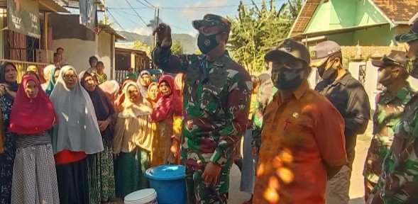 Danrem 162/WB Tinjau Lokasi Distribusi Air Bersih, Ibu-Ibu Korban Banjir Bima Berbondong Jejer Ember