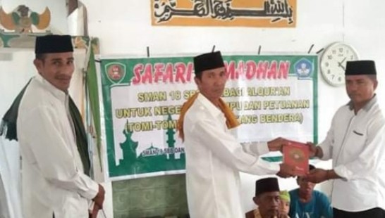 Safari Ramadhan, SMA 18 SBB Wakafkan Al Qur’an Untuk Mesjid di Desa Tahalupu