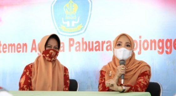 Penasehat DWP Kemenag RI Lakukan Pembinaan Kepada Guru dan Tenaga Pengajar