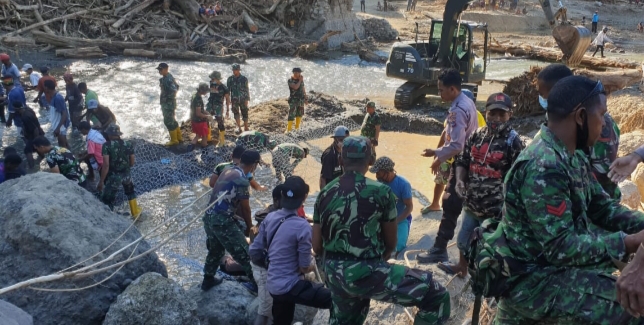 Satgas Zeni TNI AD Tiba di Alor, Lanjutkan Misi Kemanusiaan, Langsung Aksi Kerjakan Jembatan