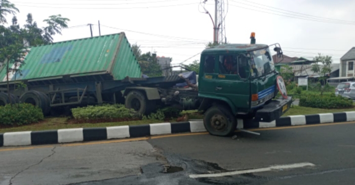 Akibat Truk Kecelakaan, Lalin di Jalan Ahmad Yani Bekasi Macet Total