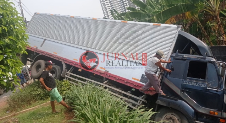 Diduga Rem Blong, Truk Terbalik di Depan Exit Tol Rawa Buaya – Cengkareng Jakarta Barat