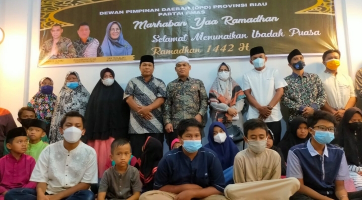 Resmikan Kantor Baru, Partai Emas Santuni Anak Yatim