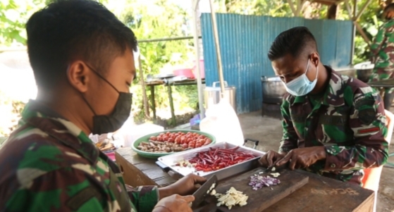 Layani Kebutuhan Satgas Zeni dan Masyarakat, Denbekang Kupang Gelar Dapur Lapangan