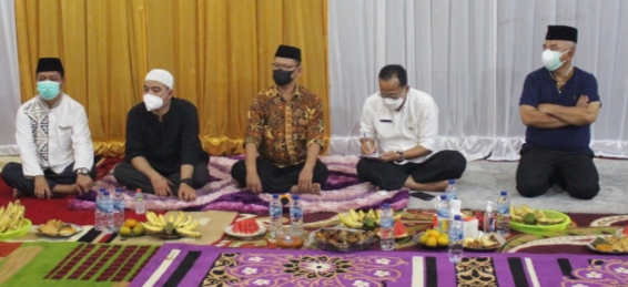 Bersama LPM Kelurahan Ciketing Udik Walikota Bekasi Sampaikan Program, dan Terima Aspirasi Warga Saat Buka Puasa