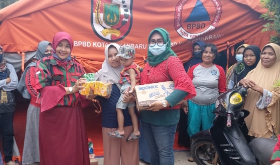 Kunjungi Korban Banjir, Duta Wanita BKSS Serahkan Bantuan