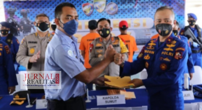 Kapolda Sumut dan Dir Polair Korpolairud Baharkam Polri Pimpin Press Rilis Penangkapan 2 Kapal Ikan Asing