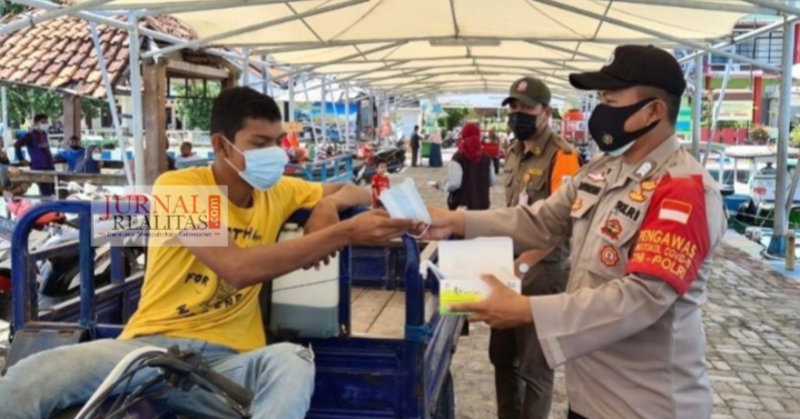 Polres Kepulauan Seribu Bagikan 2.400 Masker Medis Ke Warga