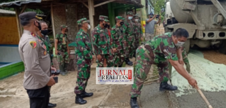 Ada Jalan Dibiarkan Rusak Selama 22 Tahun; Prajurit TNI Tancap Gas