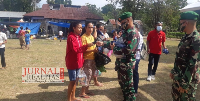 Tekan Laju Kasus Covid-19, Satgas Yonif 742 Bagikan Ribuan Masker di Perbatasan