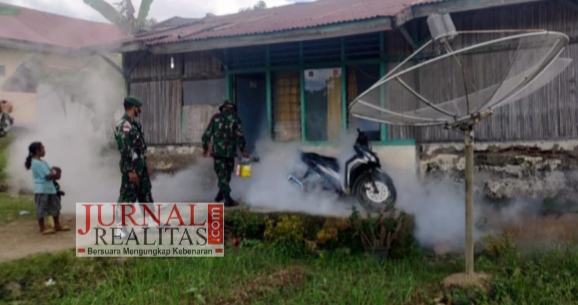 Cegah Malaria dan DBD, Satgas Yonarmed 6/3 Gelar Fogging di Desa Perbatasan