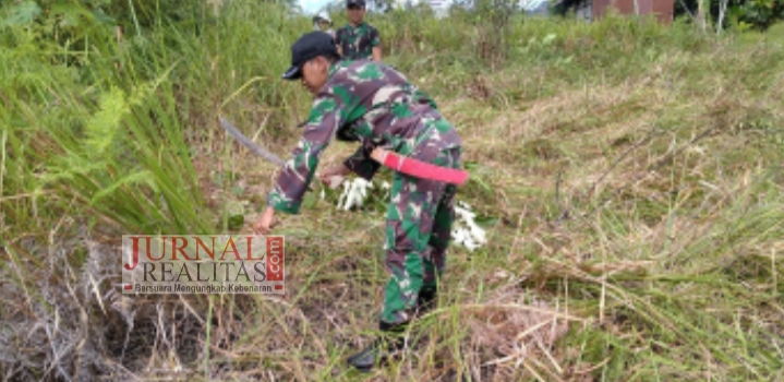 Ketahanan Pangan Anggota Satgas Yonif 144/Jy Bantu Warga Buka Lahan Tanam Padi Desa Senunuk