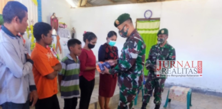 Satgas Pamtas Yonarmed 6/3 Kostrad Bagikan Masker untuk Cegah Covid-19 di Perbatasan RI-RDTL