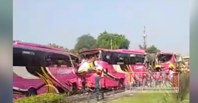 Bus Rombongan Ziarah Tabrakan Beruntun di Tol Tangerang-Merak, 1 Orang Tewas