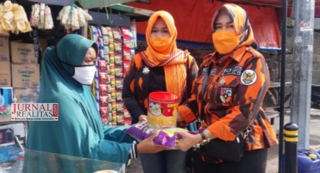 Peringati Hari Ibu, DPW Srikandi Pemuda Pancasila DKI Jakarta Bagikan Paket Sembako