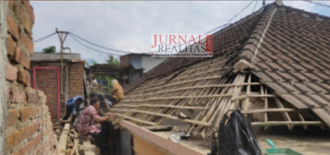 Angin Kencang, Tembok Rumah Tak Berpenghuni Roboh