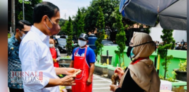 Presiden Jokowi Berikan Bantuan untuk Pedagang di Pasar Sederhana