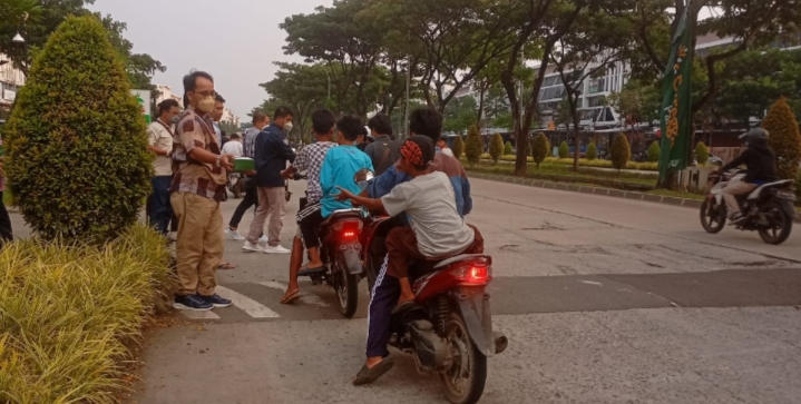 Karyawan FIF Group Cabang Cikupa Turun Kejalan Bagi-Bagi Takjil