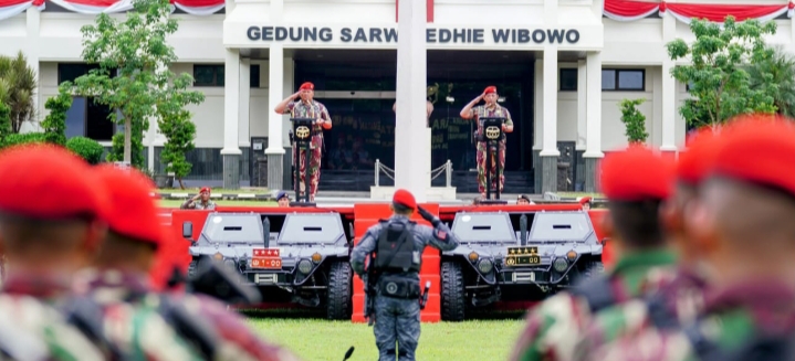 Disematkan Baret Merah Kopassus, Kapolri: Jangan Ragukan Sinergitas TNI-Polri Jaga NKRI